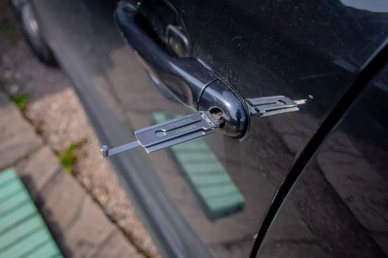 Ferramenta de chaveiro sendo usada para abrir a fechadura de um carro