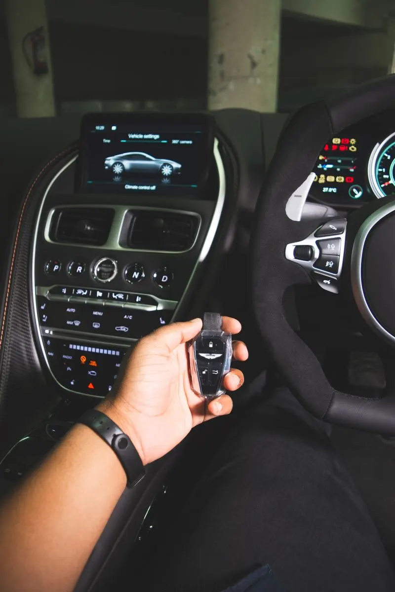 Chave inteligente com chip codificado dentro de um carro