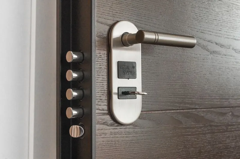 Porta de segurança com fechadura multiponto de vários pinos